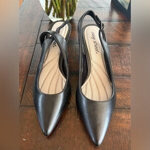 Easy Street Women's Black Slingback Heels